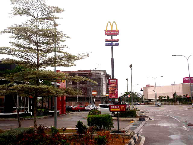 Homestay nearby McDonald for quick dine-in or drive thru meal to bring at your Dillenia Homestay 13