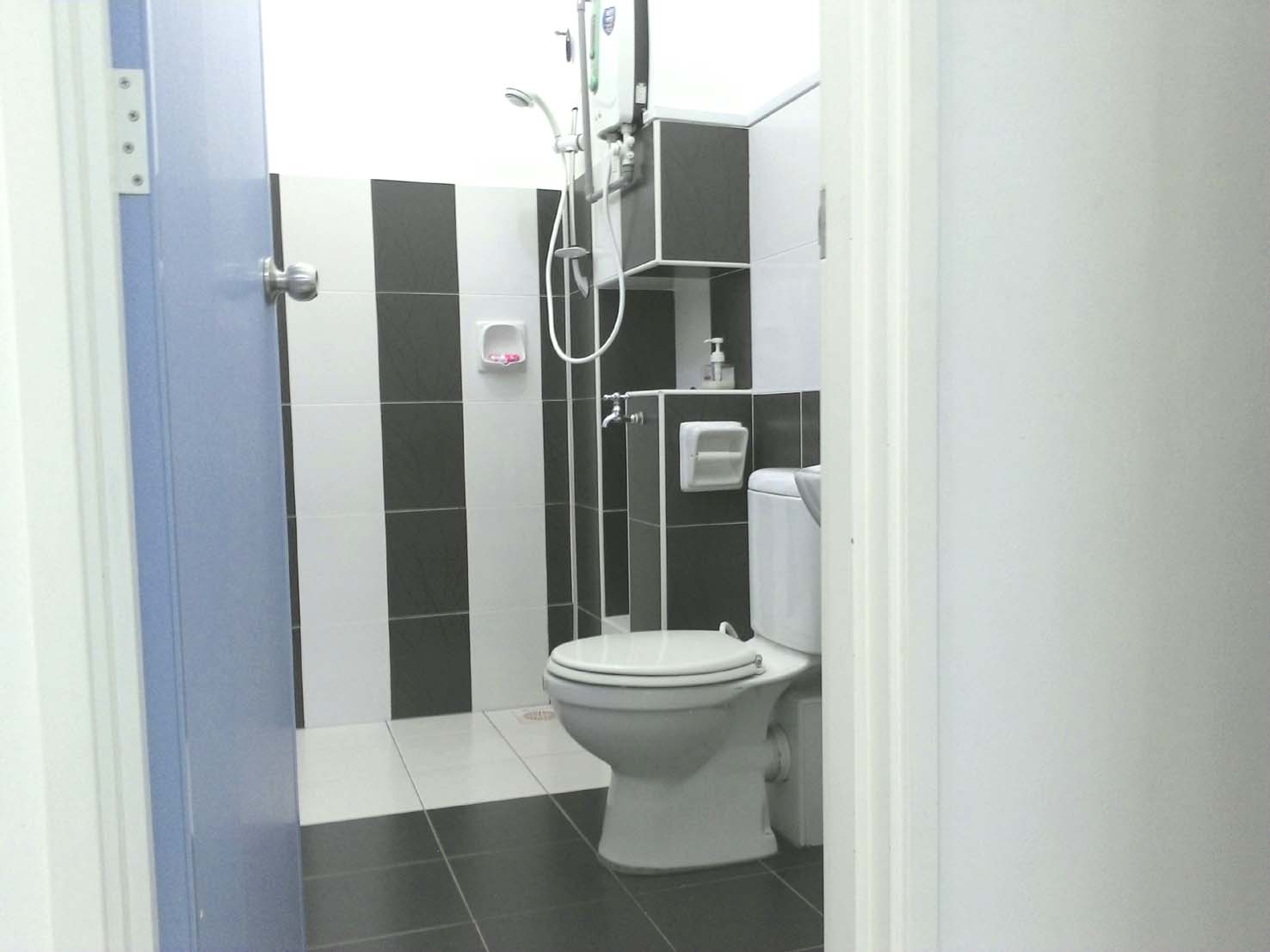 Master Bedroom with Air-con : Attached Toilet 6